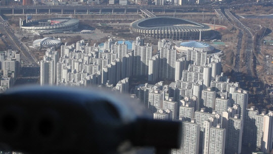 서울 송파구 롯데월드타워 전망대인 '서울스카이'에서 바라본 시내 아파트. <연합뉴스>